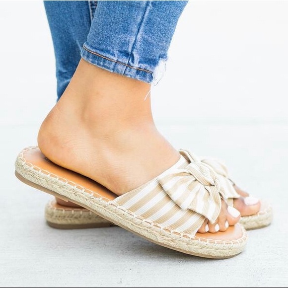 New Cute & Trendy Bow sandal last one left 7.5 - Picture 2 of 5